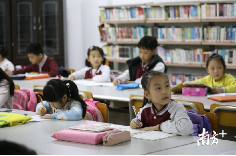 校内托管受热捧 校外托管老板为何也把孩子送进学校？
